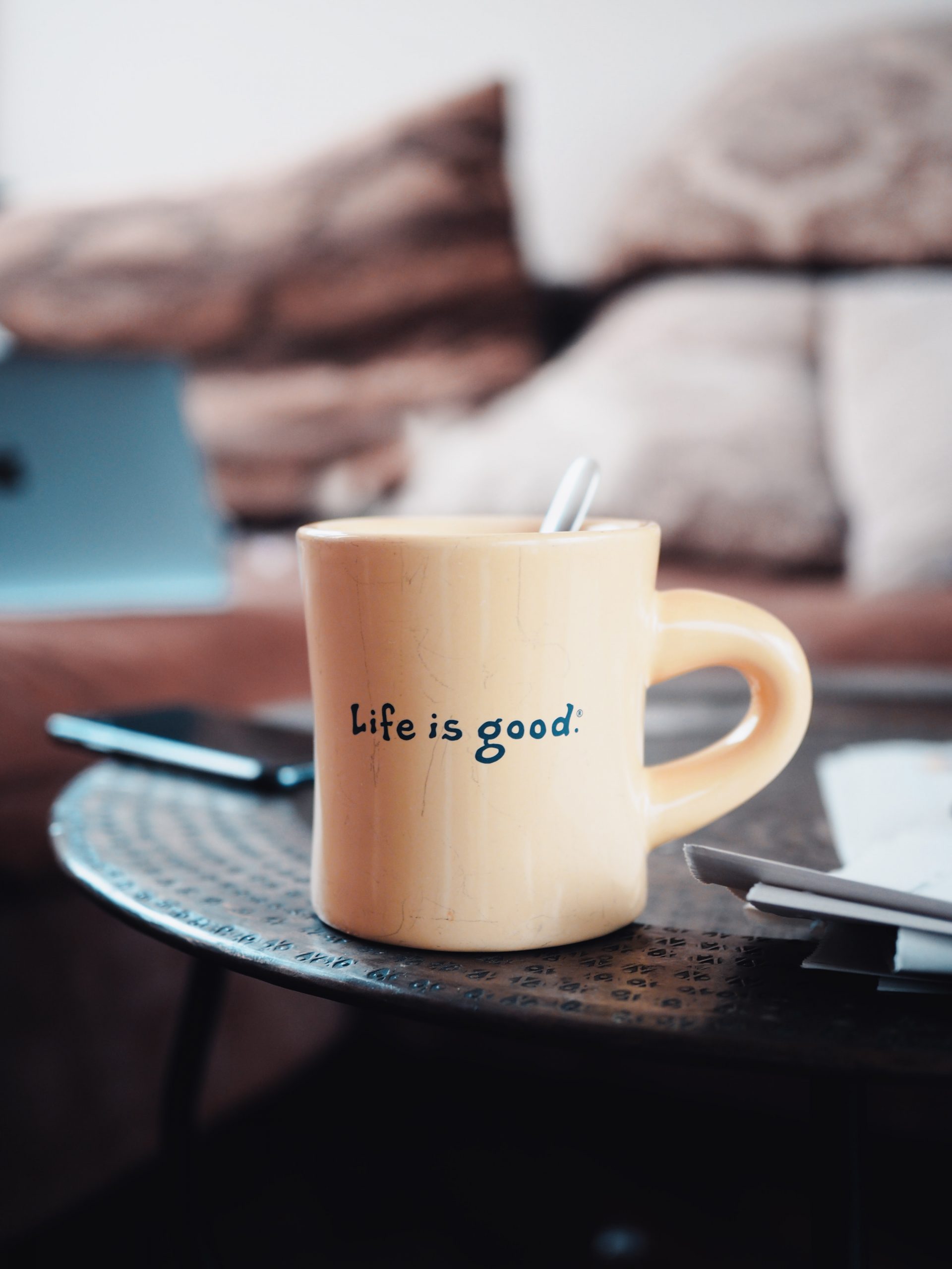 Una taza más con un mensaje de positivismo tóxico