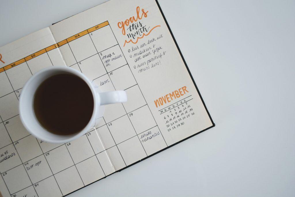 Pese a que no podamos salir de casa es importante para nuestra salud mental establecer un horario flexible para organizar nuestro día