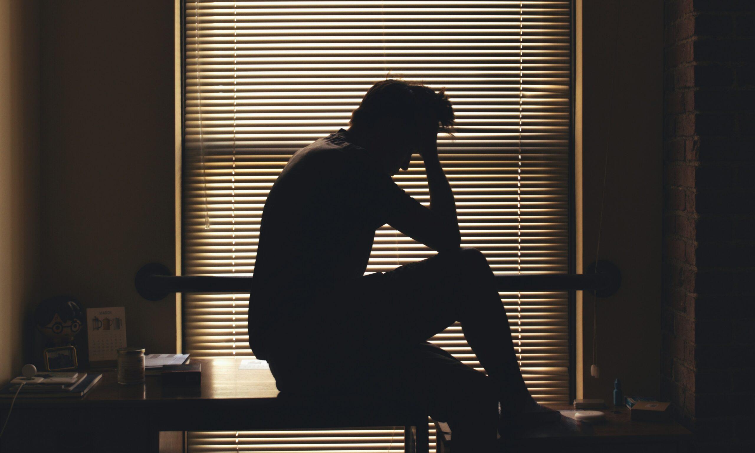 Un hombre está visiblemente preocupado, probablemente dándole vueltas a un problema