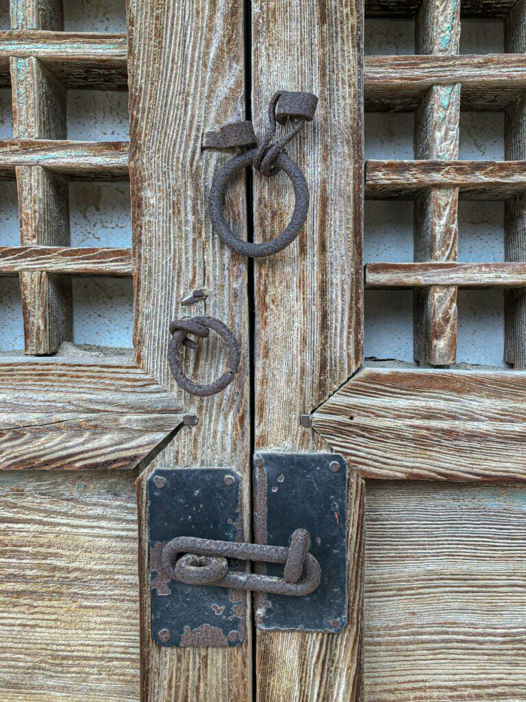 Unas puertas cerradas que ilustran la evitación experiencial y como puede acabar encerrándonos y limitándonos en en nuestra vida. Foto de jean wimmerlin en Unsplash