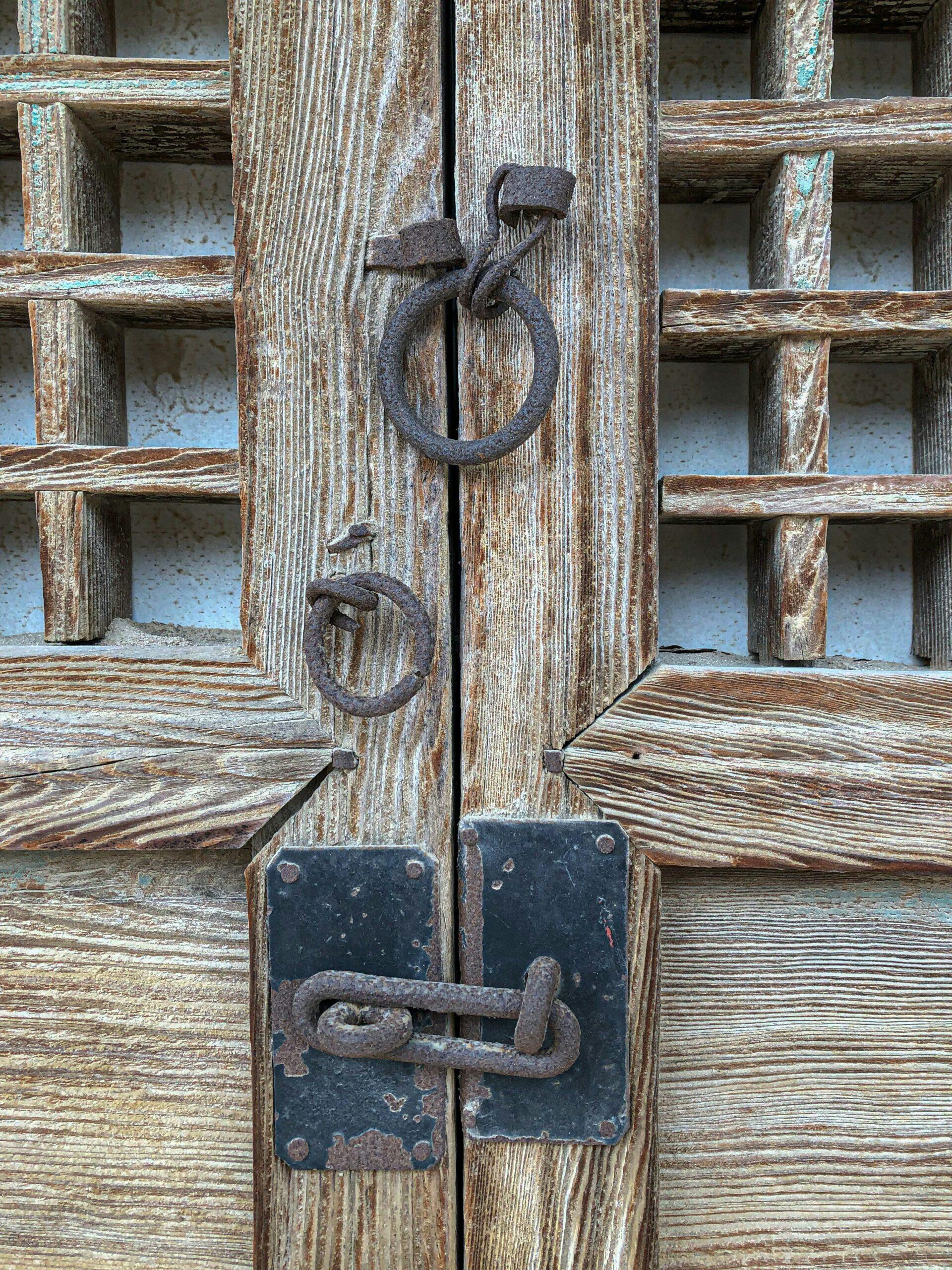 Unas puertas cerradas que ilustran la evitación experiencial y como puede acabar encerrándonos y limitándonos en en nuestra vida. Foto de jean wimmerlin en Unsplash