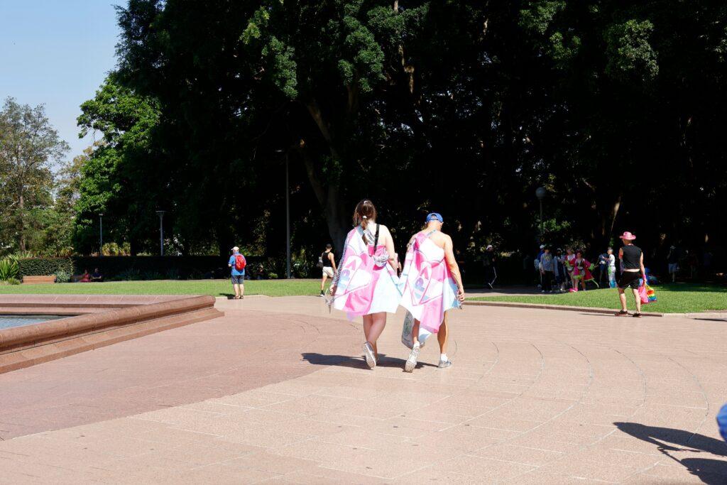 Dos mujeres paseando por un parque en un día soleado